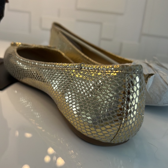 NWOT Cityclassified Gold Flats Size 7. - Picture 5 of 5